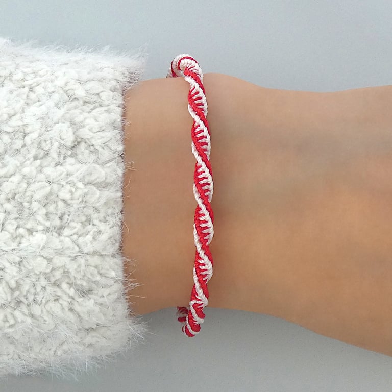 7 inch two tone bracelet for women. Adjustable macrame bracelet.         REF:620