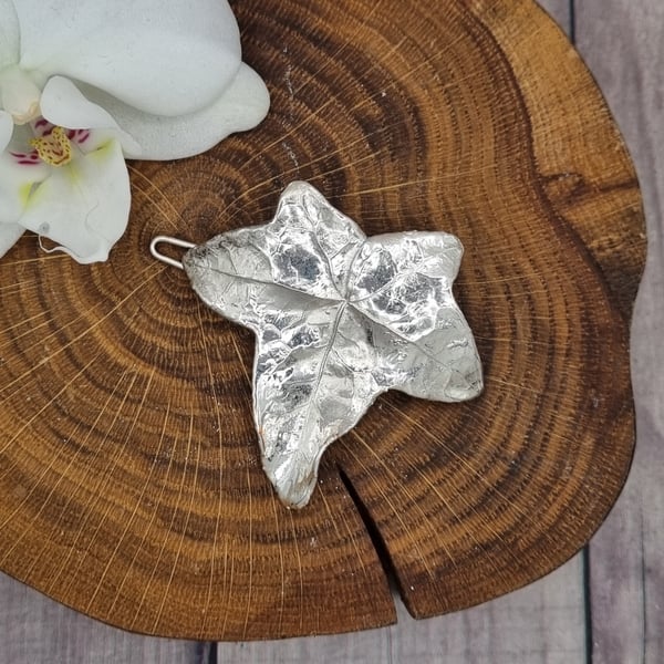 Real Ivy leaf preserved in silver, hair clip