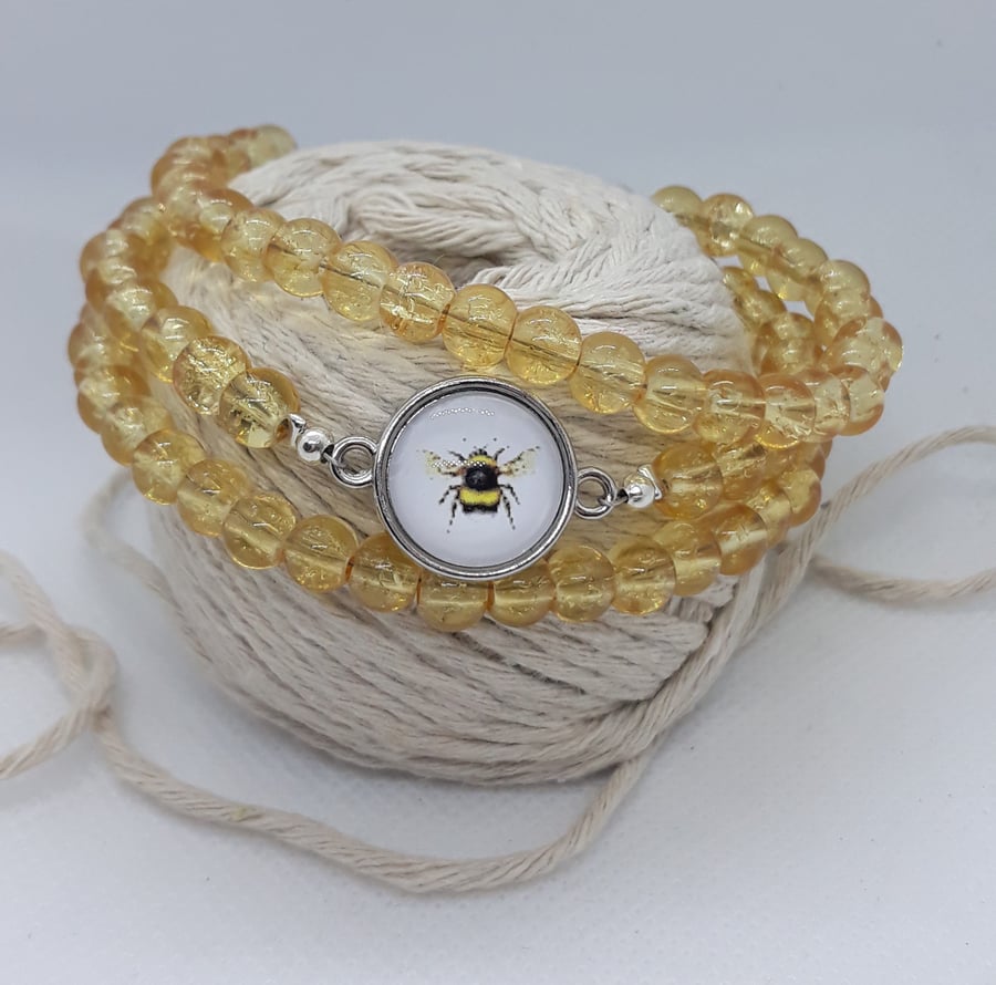 BR380 Bee bracelet with honey colour crackle beads