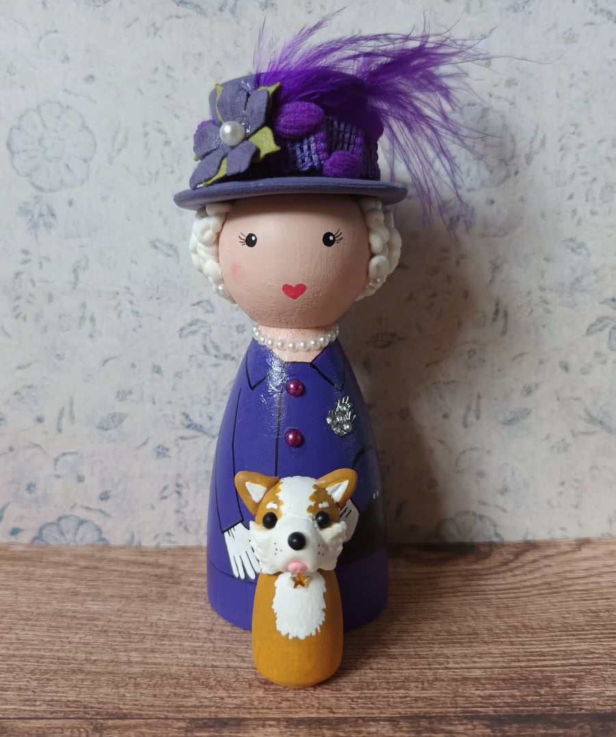 Queen Elizabeth II peg doll set.