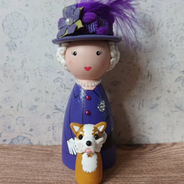 Queen Elizabeth II peg doll set.