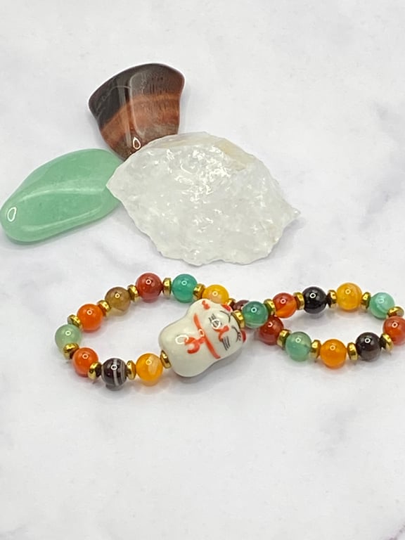 Waving cat charm stretchy bracelet with multicoloured agate