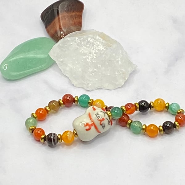 Waving cat charm stretchy bracelet with multicoloured agate