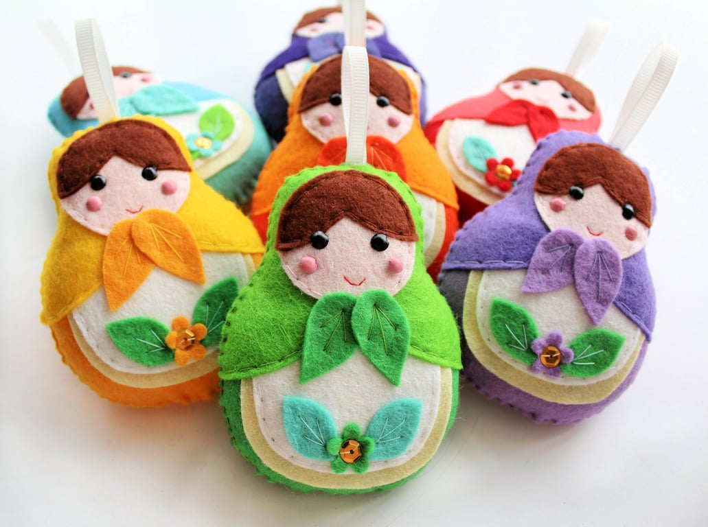 Make Your Own felt rainbow Matroyshka Doll Garland Kit. Sewing pattern.
