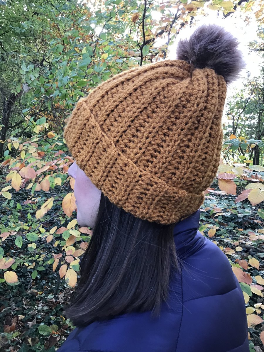 Chunky hat in acrylic, colour Gold with faux fur Pom pom