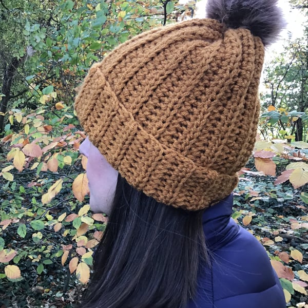 Chunky hat in acrylic, colour Gold with faux fur Pom pom