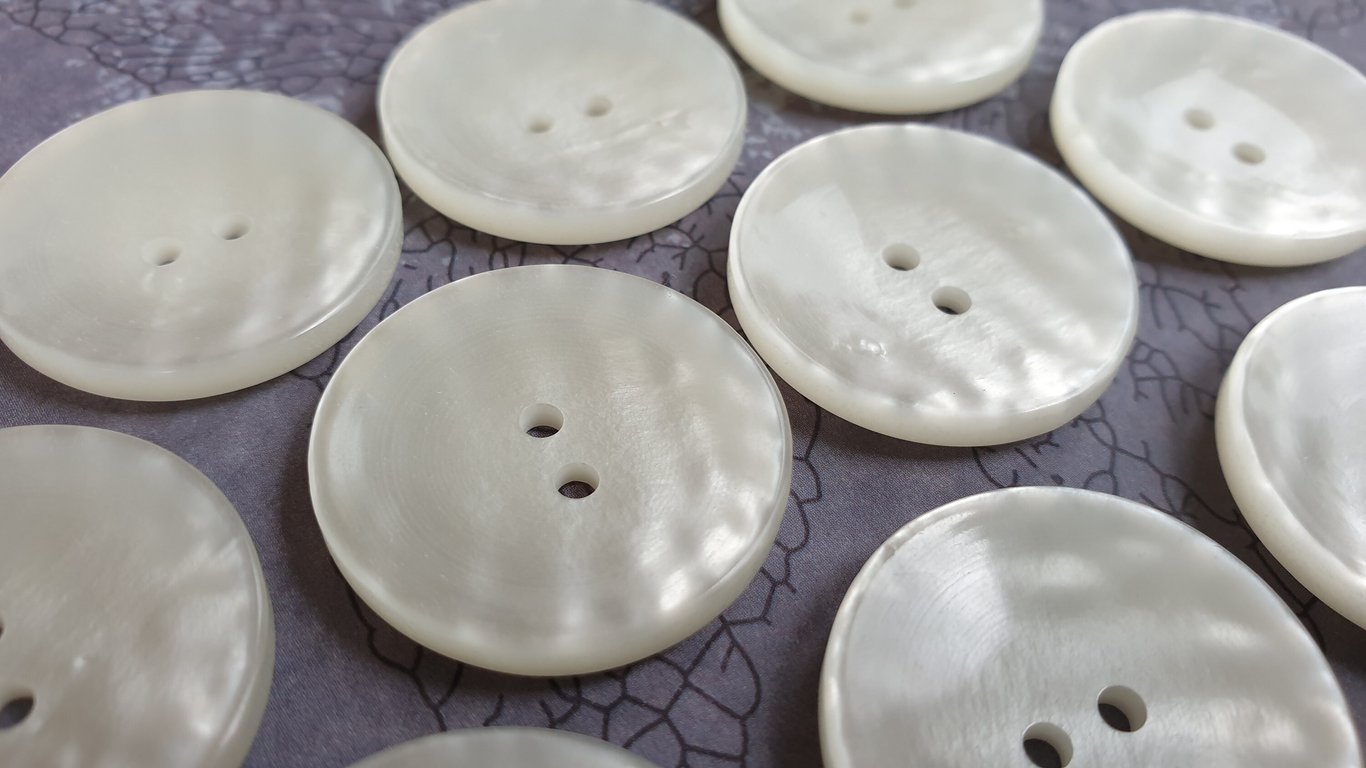 1" 25mm 40L Highly polished Cream buttons with movement