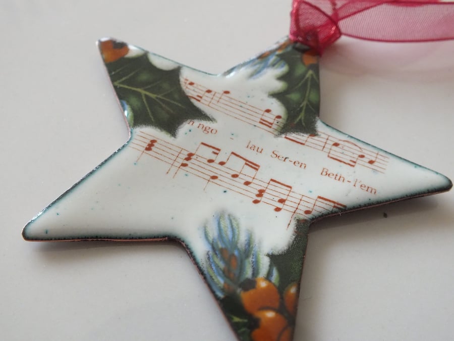 Enamelled copper star - yn ngolau Seren Bethl'em