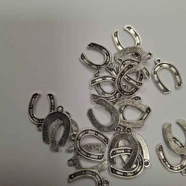 100 x Tibetan Antique Silver 16 x 12mm Horseshoe Charms