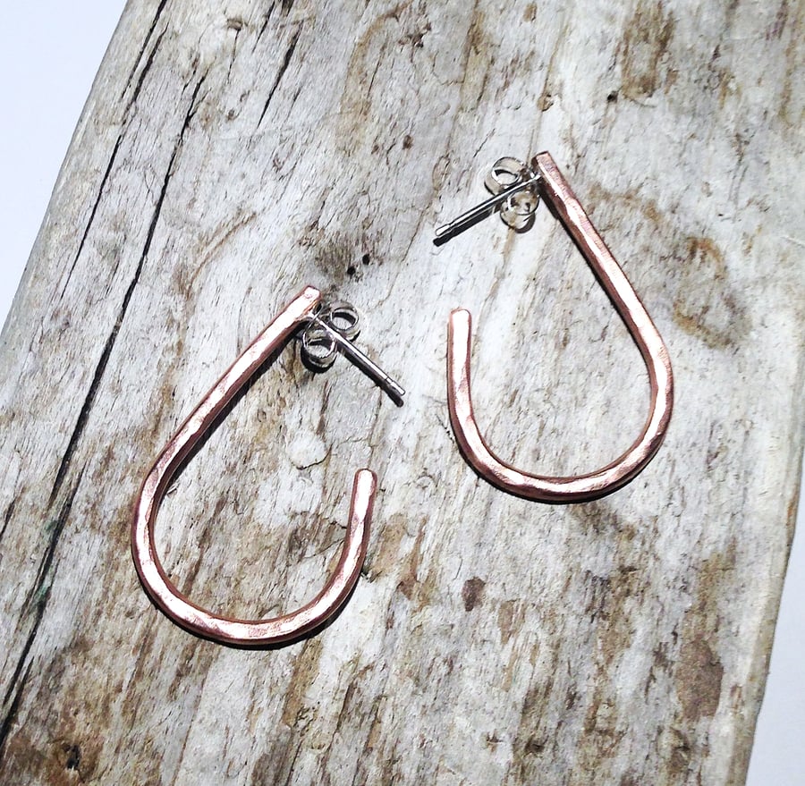Hammered Copper Stud Loop Earrings (ERCUSTHP3) - UK Free Post