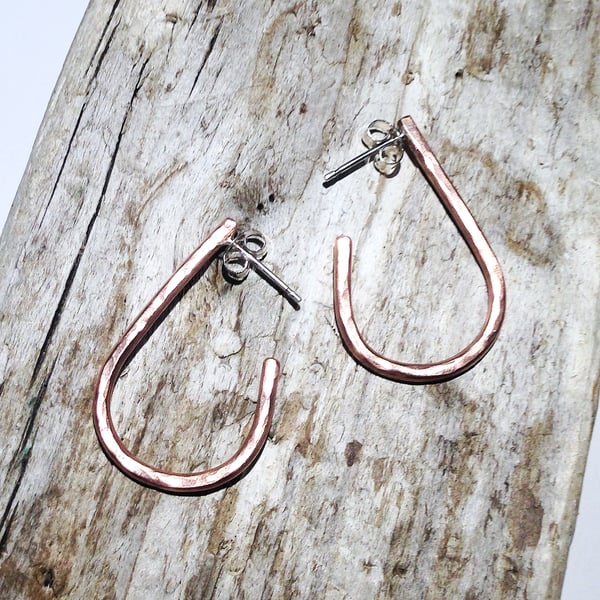 Hammered Copper Stud Loop Earrings (ERCUSTHP3) - UK Free Post