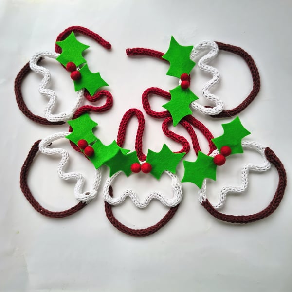 Christmas pudding knitted wire garland