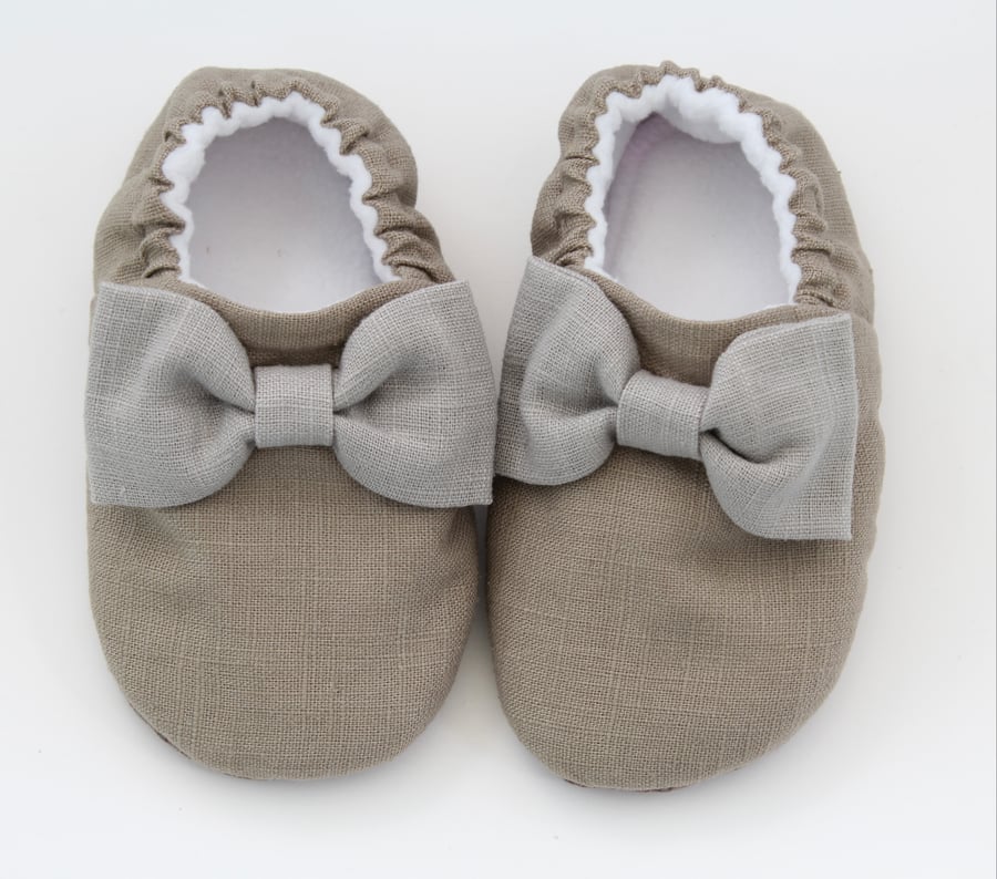 Toddler size 6 slippers, girls slippers, indoor shoes, toddler slippers.