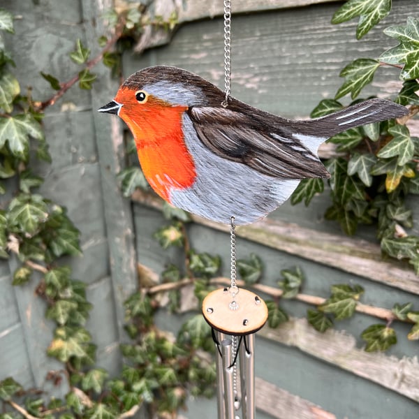 Robin wind chime with aluminum chimes. 