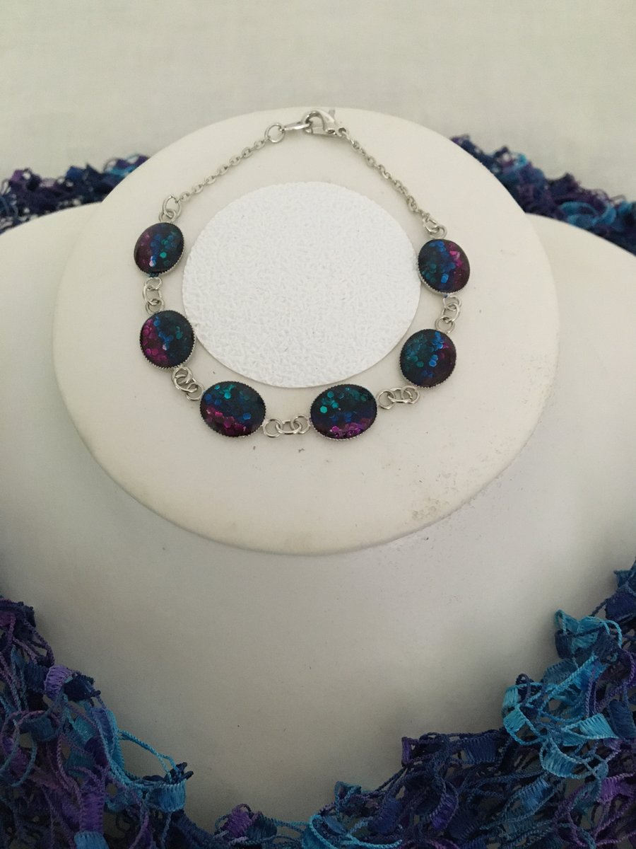 A Pretty and Dainty 6 Oval Tricolour Bracelet