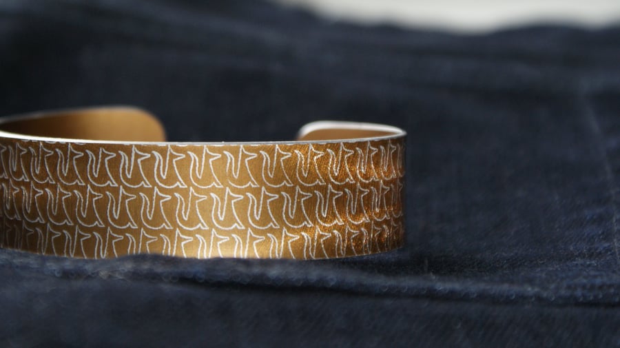 Geometric fox pattern cuff bracelet bronze