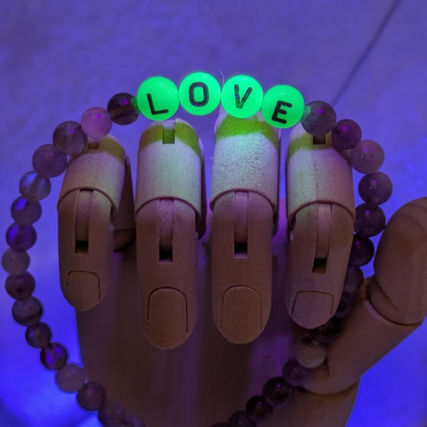 Glow in the dark letter bead bracelet 'LOVE'