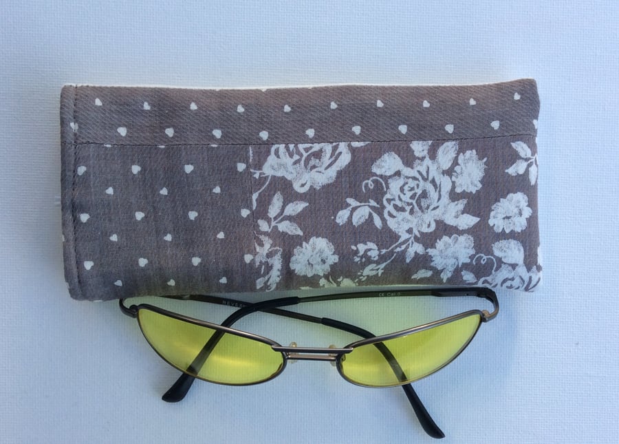 Glasses, sunglasses soft case, light grey, hearts and roses, cream back