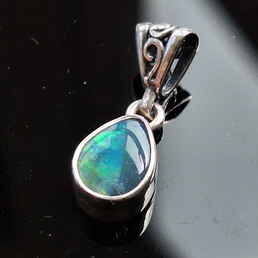 10x7mm Free Form Lightening Ridge Opal Doublet Pendant