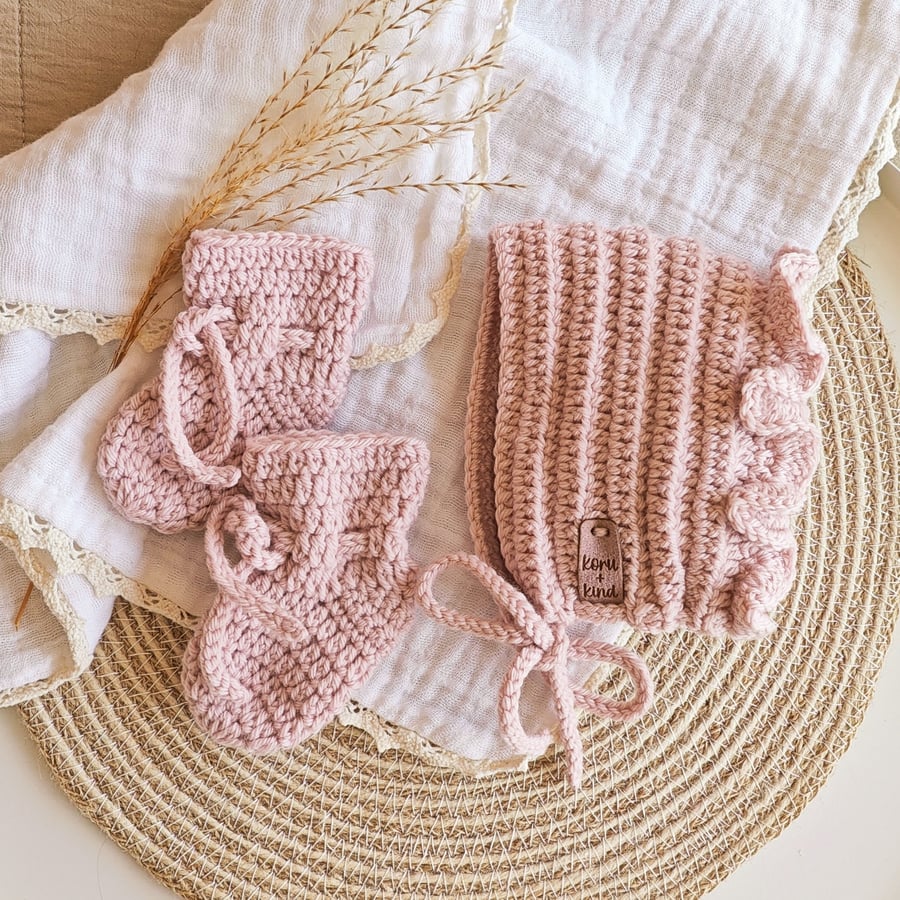 Gift Set Newborn Bonnet and Socks 100% Merino Wool