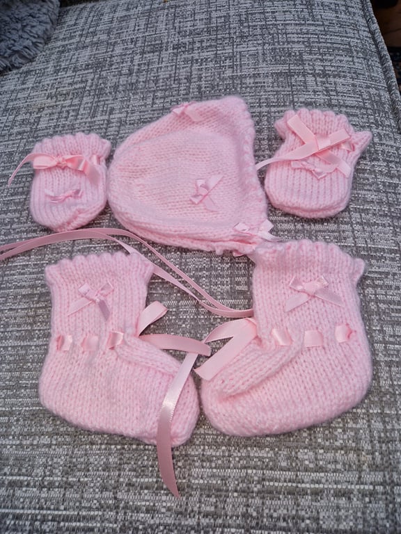 Baby girls hat, mittens & bootees. To fit 0 to 6 months. 