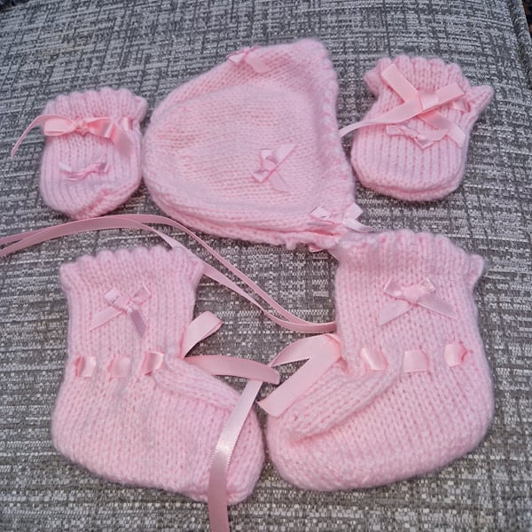 Baby girls hat, mittens & bootees. To fit 0 to 6 months. 