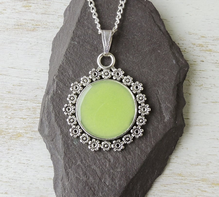 Lime Green Pendant Necklace (467a)