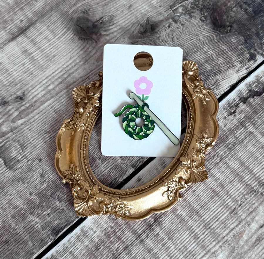 Crochet pin brooch 