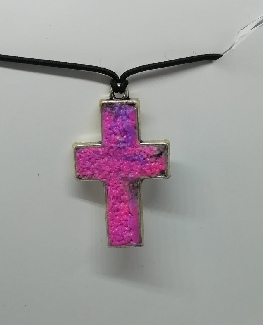 Cross pendant 