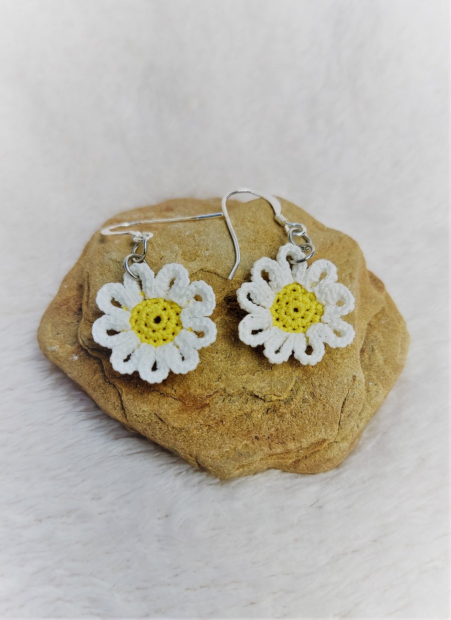 Micro-crochet daisy earrings
