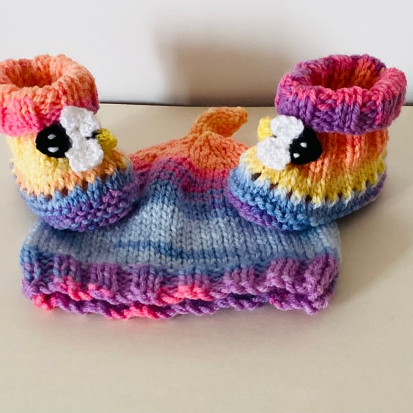 Baby Hat and bootie set, Bumble bee booties, O to 3 months set