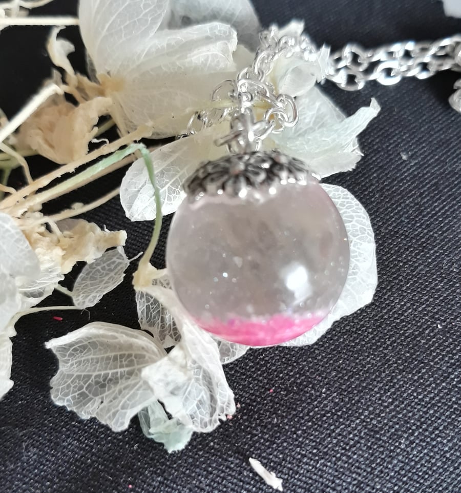 R21 Resin globe with pink and silver sparkles