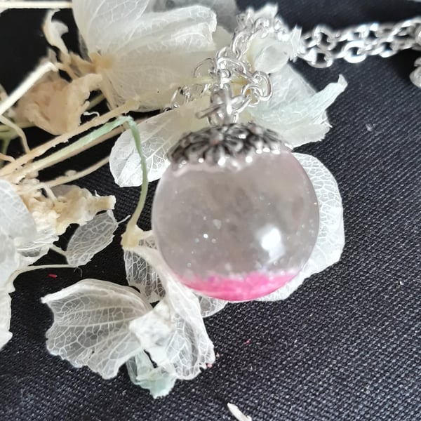 R21 Resin globe with pink and silver sparkles