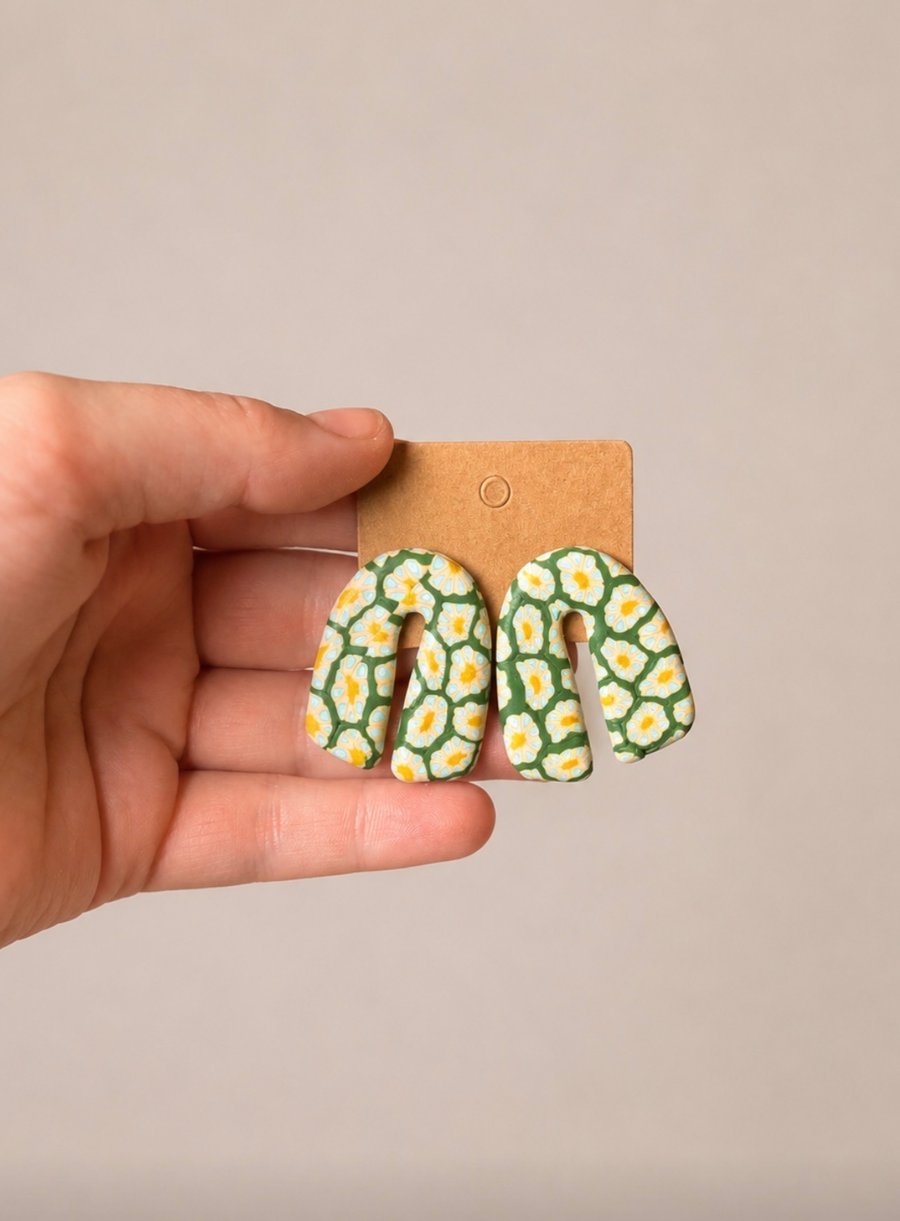 Cutout Arch Stud Earrings