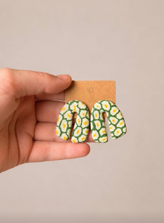 Cutout Arch Stud Earrings