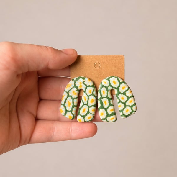 Cutout Arch Stud Earrings