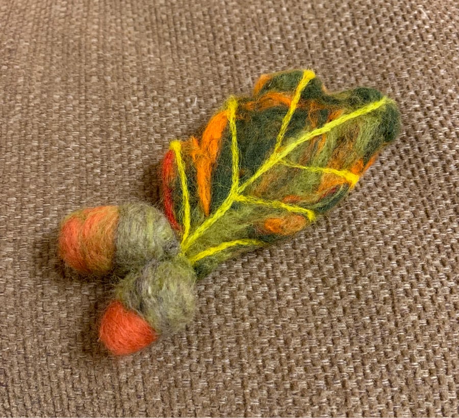 Needlefelted oak leaf brooch