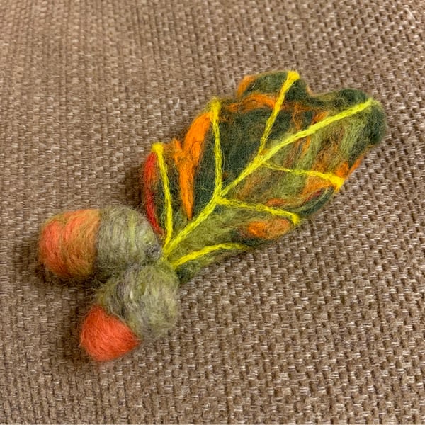 Needlefelted oak leaf brooch