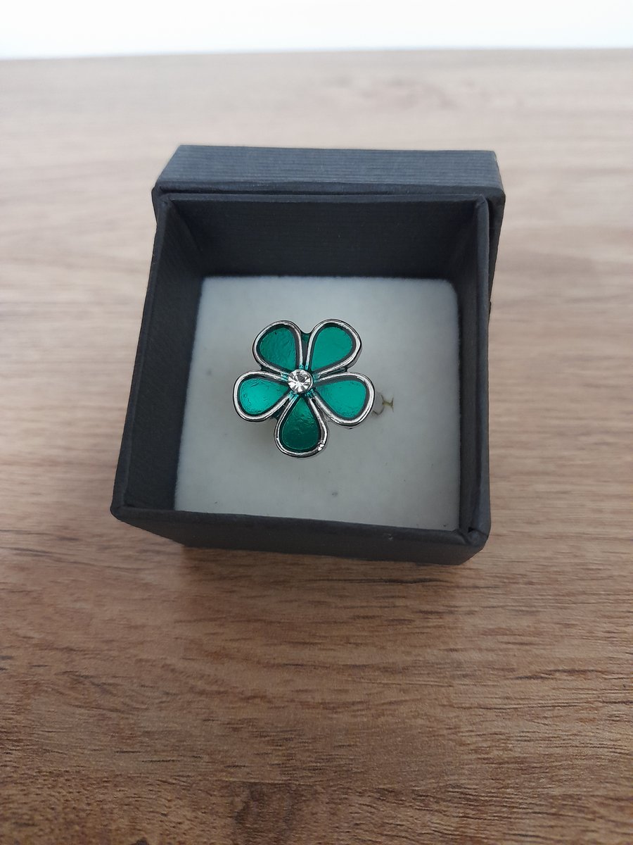 GREEN, SILVER AND CRYSTAL ADJUSTABLE RING.