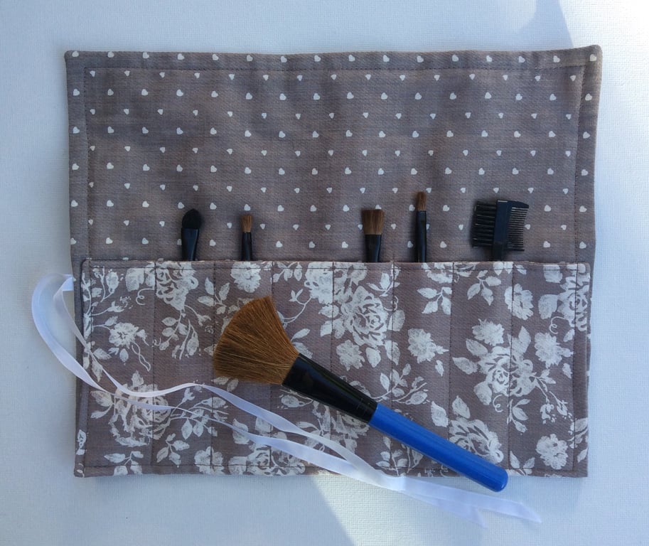 Make up brush storage roll
