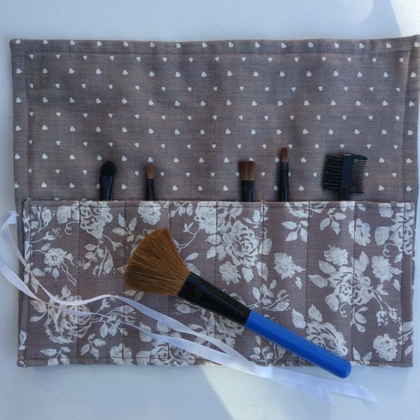 Make up brush storage roll