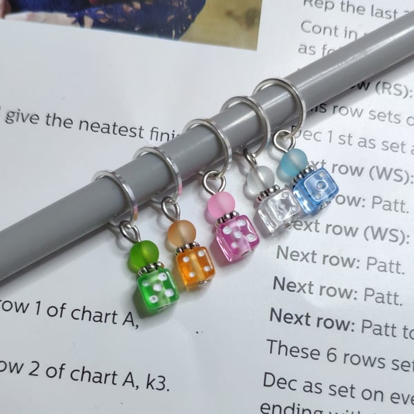 Dice stitch markers for knitting