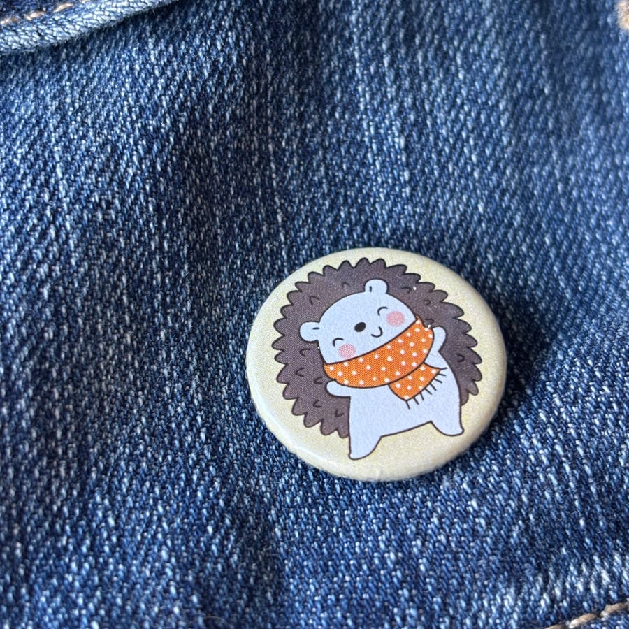 Autumn hedgehog badge. 25mm badge. Hedgehog pin. Animal lover gift.