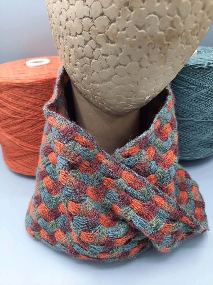 Cheerful chubby cowl with a twist - Plum tree