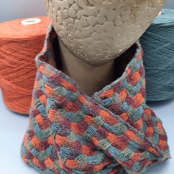 Cheerful chubby cowl with a twist - Plum tree
