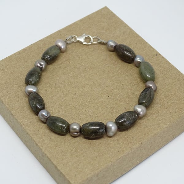 Labradorite & Lavender Pearl Bracelet