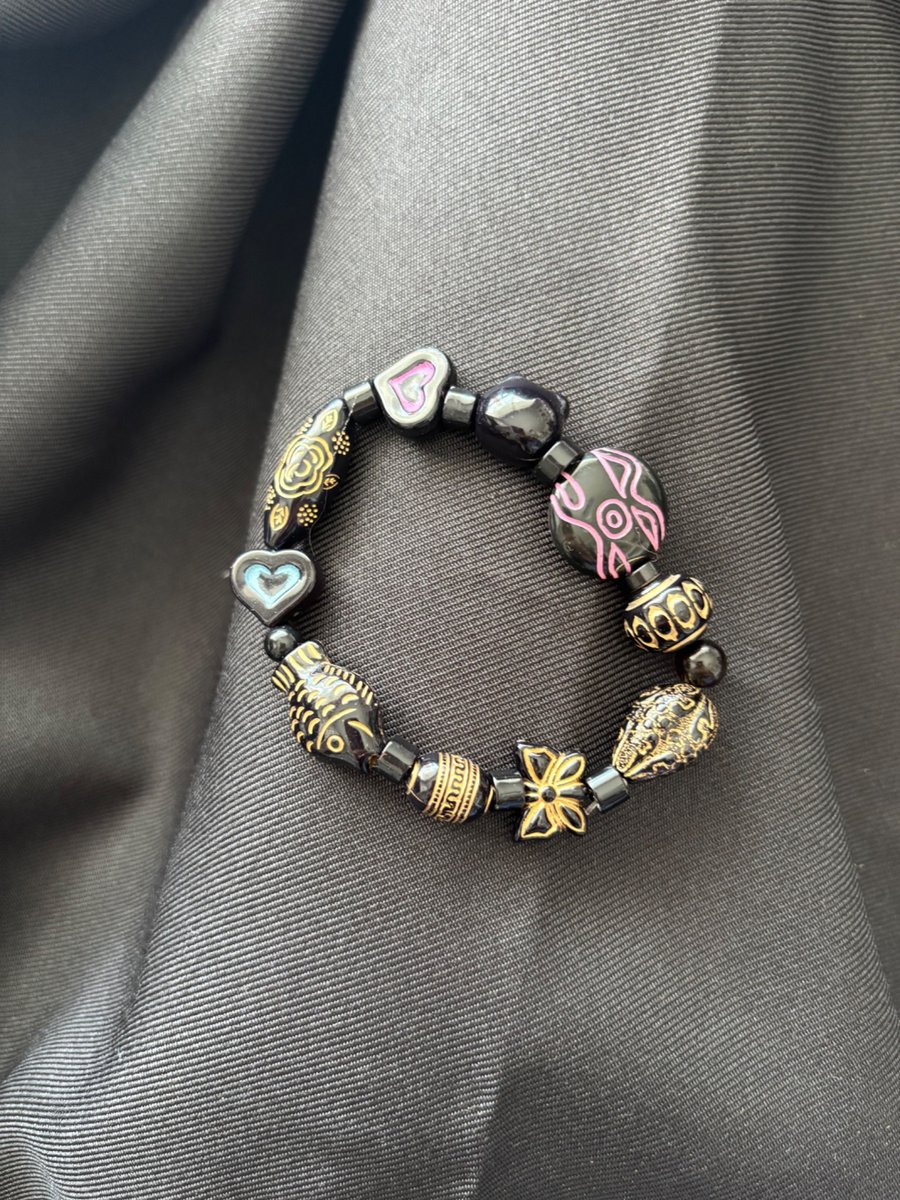 Exquisite bead bracelet. Handmade with quality products. 