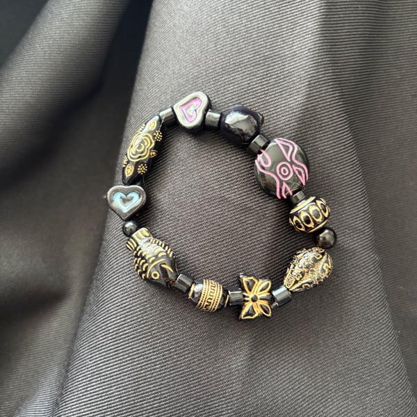 Exquisite bead bracelet. Handmade with quality products. 