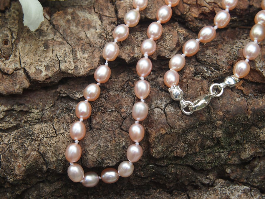 Classic natural pink freshwater pearl necklace