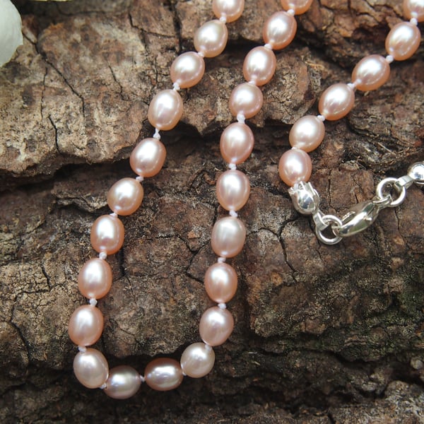 Classic natural pink freshwater pearl necklace